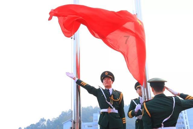 去了哈尔滨才发现：满大街都是“羽绒服+不露腿”，时髦又保暖